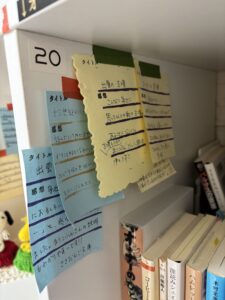 本を読んだ人が書いた一言感想のメッセージが本棚に貼られている写真