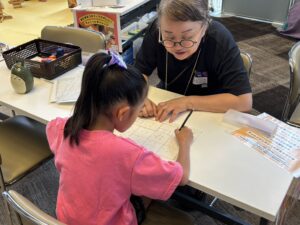 イベントで子供と一緒にプリントをする写真