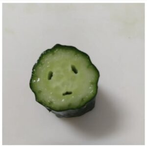 なんとなく人の顔に見えるきゅうりの断面の写真